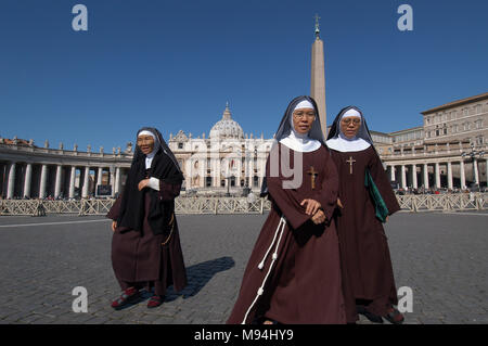 Città del Vaticano. Asian monache in Piazza San Pietro in occasione del conclave per l'elezione di Wojtyla suo successore. Vaticano. Foto Stock