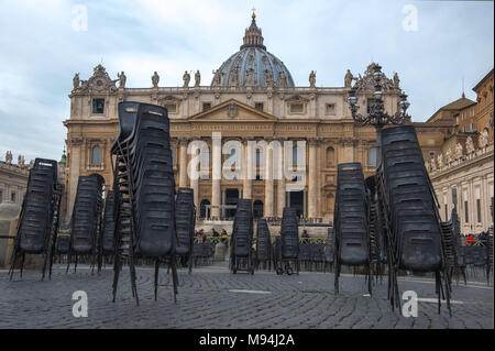 Città del Vaticano. Lavoratori disporre le sedie in aree destinate ai pellegrini, Piazza San Pietro. Vaticano. Foto Stock