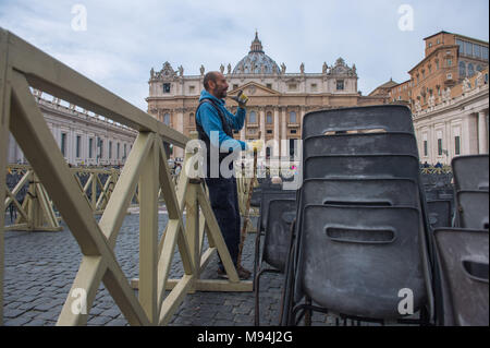 Città del Vaticano. Lavoratori disporre le sedie in aree destinate ai pellegrini, Piazza San Pietro. Vaticano. Foto Stock