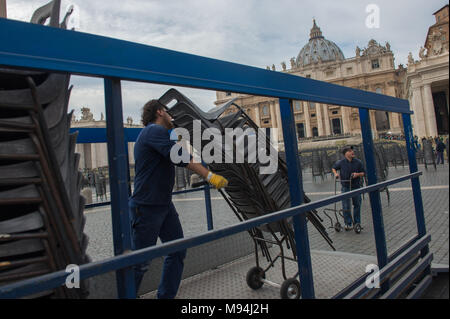 Città del Vaticano. Lavoratori disporre le sedie in aree destinate ai pellegrini, Piazza San Pietro. Vaticano. Foto Stock