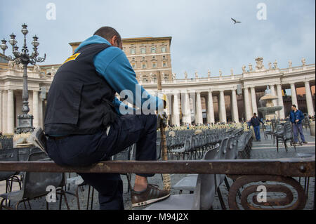 Città del Vaticano. Lavoratori disporre le sedie in aree destinate ai pellegrini, Piazza San Pietro. Vaticano. Foto Stock