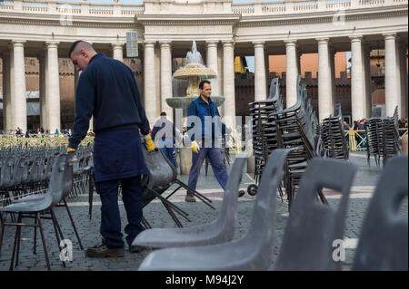 Città del Vaticano. Lavoratori disporre le sedie in aree destinate ai pellegrini, Piazza San Pietro. Vaticano. Foto Stock