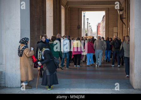 Roma. Romani donne mendicare, Conciliazione street. L'Italia. Foto Stock