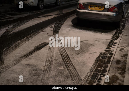 Una vista del pneumatico le tracce nella neve su una strada di Londra. Da una serie di immagini di strade di Ealing durante un freddo snap a Londra. Data foto: Mon Foto Stock