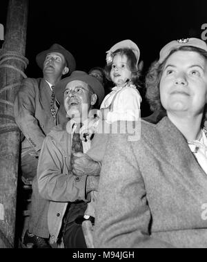 Il pubblico in un circo guarda, ca. 1950. Foto Stock