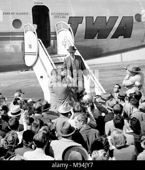 Candidato presidenziale democratico Adlai Stevenson arriva alla campagna a Kansas City, Missouri nel 1952. Foto Stock