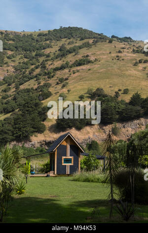 Tiny handbill casa in legno impostato nel giardino in Nuova Zelanda Foto Stock