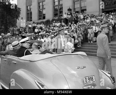 Il presidente Harry Truman arriva in corrispondenza di un evento a Kansas City, Missouri poco dopo essere stato prestato giuramento come Presidente degli Stati Uniti in 1945. Foto Stock