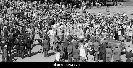 Il presidente Harry Truman arriva in corrispondenza di un evento a Kansas City, Missouri poco dopo essere stato prestato giuramento come Presidente degli Stati Uniti in 1945. Foto Stock