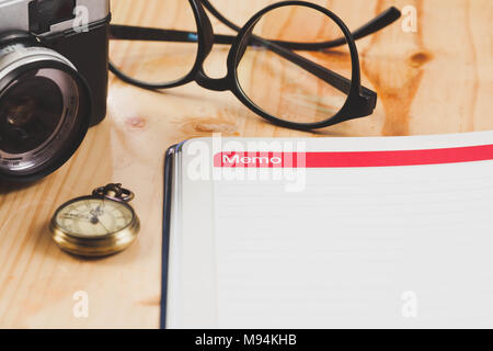 Libro Memo per viaggiare per il mondo alla ricerca di avventura e di viaggio. Foto Stock