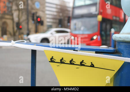 Londra REGNO UNITO. Il 22 marzo 2018. Bunting è legato lungo barriere in Putney davanti al 2018 Cancer Research UK University boat race tra Cambridge e Oxford Università sul 24 marzo Credito: amer ghazzal/Alamy Live News Foto Stock