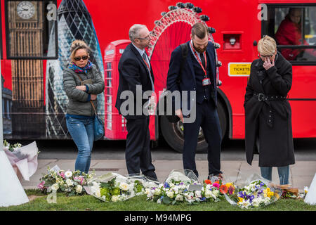 Londra, Regno Unito. Xxii marzo, 2018. Per il primo anniversario del Westminster Bridge attacco, omaggi floreali sono a sinistra su Piazza del Parlamento. Credito: Guy Bell/Alamy Live News Foto Stock