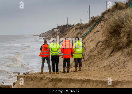 Hemsby, UK. Hemsby case che cadono in mare, Norfolk, Regno Unito. Xxii marzo, 2018. Gli esperti di demolizione per discutere di come rimuovere l'erosione ha colpito le abitazioni a Hemsby, Norfolk. 13 proprietà sono a rischio di ribaltamento in mare dopo le recenti tempeste sulla costa est. Foto Stock