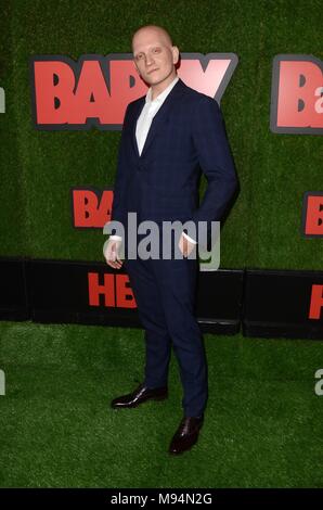 Los Angeles, CA, Stati Uniti d'America. Xxi Mar, 2018. Anthony Carrigan all'arrivo del HBO BARRY Premiere, NeueHouse Hollywood, Los Angeles, CA Marzo 21, 2018. Credito: Priscilla concedere/Everett raccolta/Alamy Live News Foto Stock