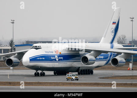 Gdansk, Polonia. 22 Mar, 2018. Il russo ponte aereo strategico di velivoli a getto Antonov un-124-100 Ruslan di proprietà di compagnie aeree Volga-Dnepr in Aeroporto Lech Walesa di Danzica in Gdansk, Polonia. 22 marzo 2018 © Wojciech Strozyk / Alamy Live News Foto Stock