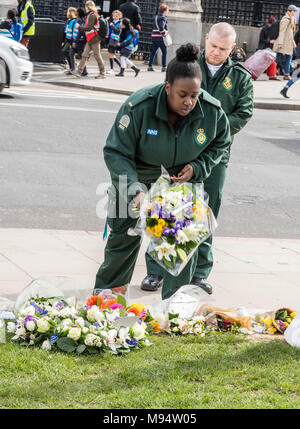 Londra, Regno Unito. Xxii Marzo 2018 Londra, Regno Unito. Il personale di ambulanza porre fiori presso il memoriale per commemorare il primo anniversario della Westminster attacco terroristico Credito: Ian Davidson/Alamy Live News Foto Stock