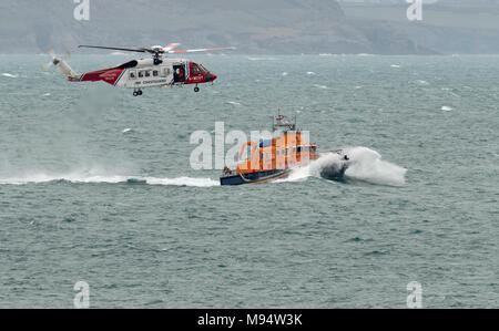 Mounts Bay, Cornwall, Regno Unito. 22 Mar, 2018. Una pratica rescue/winching esercizio tra il RNLI Penlee scialuppa di salvataggio "Ivan Ellen' in base a Newlyn in Cornovaglia e la Guardia Costiera Rescue Helcopter basato a Newquay. Credito: Bob Sharples Alamy/Live News Foto Stock