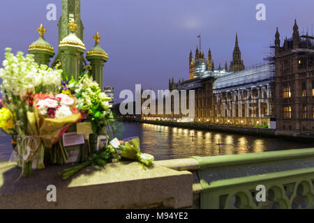 Houses of Parliament, Westminster, London, Regno Unito. 22 mar 2018. #LondonUnited social media hashtag è proiettata sul Hourses del Parlamento europeo a Londra, in occasione del primo anniversario della Westminster attacchi terroristici. L'installazione è parte del Sindaco di Londra #LondonUnited anniversario omaggio al Westminster, London Bridge, Finsbury Park e Parsons Green attacchi. Credito: Imageplotter News e sport/Alamy Live News Foto Stock