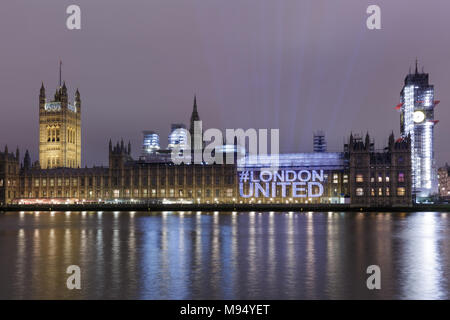 Houses of Parliament, Westminster, London, Regno Unito. 22 mar 2018. #LondonUnited social media hashtag è proiettata sul Hourses del Parlamento europeo a Londra, in occasione del primo anniversario della Westminster attacchi terroristici. L'installazione è parte del Sindaco di Londra #LondonUnited anniversario omaggio al Westminster, London Bridge, Finsbury Park e Parsons Green attacchi. Credito: Imageplotter News e sport/Alamy Live News Foto Stock