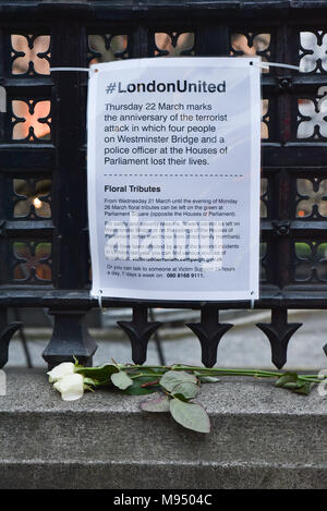 Westminster, Londra, Regno Unito. Il 22 marzo 2018. Fiori e omaggi a sinistra sono in Westminster in occasione dell'anniversario dell'attacco terroristico. Credito: Matteo Chattle/Alamy Live News Foto Stock