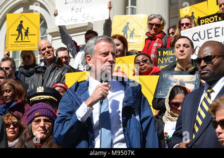 La città di New York, Stati Uniti d'America: oggi il sindaco Bill de Blasio chiamato per di più telecamere di velocità nella scia della morte di due giovani bambini che sono stati colpiti da un auto a Park Slope. Egli ha espresso le sue preoccupazioni presso il municipio di non avere abbastanza telecamere sulla strada per salvare le persone. Credito: Ryan Rahman/Alamy Live News Foto Stock