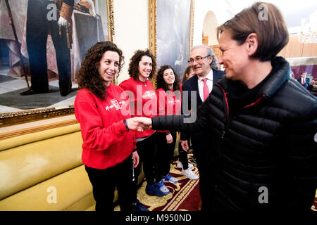 Gijon, Spagna. Xxii marzo, 2018. Maria Diez, lettore di spagnolo hockey pista team, 'Hostelcur Gijon HC', durante la ricezione dei giocatori al municipio dopo CERH vincente per le donne europee a rullo Campionato di Hockey su Marzo 22, 2018 a Gijon, Asturias, Spagna. ©David Gato/Alamy Live News Foto Stock