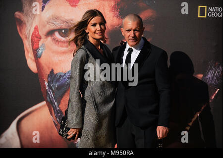 Malaga, Spagna. 22 Mar, 2018. Lo spagnolo attore e regista Antonio Banderas pone con la sua amica Nicole Kimpel durante un photocall prima del mondo premiere promozionale presso il Teatro Cervantes.La città di Malaga accoglie favorevolmente la premiere della seconda stagione di National Geographic antologia della serie '' 'Genius', circa artista spagnolo Pablo Picasso Vita e opere interpretato dall'attore Antonio Banderas. Il lungamente atteso premiere promozionali hanno partecipato l'attore Antonio Banderas, direttore Ken Biller e tutti i principali membri del cast. La serie televisiva sarà eseguito in prima assoluta il 24 aprile Foto Stock