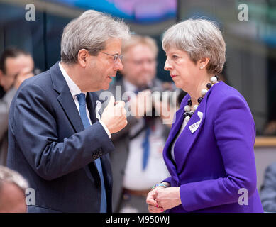 Bruxelles, Belgio. 22 Mar, 2018. Italiano in uscita il primo ministro Paolo Gentiloni (L) colloqui con il Primo Ministro britannico Theresa Maggio durante l'Unione europea (UE)'s vertice di primavera presso la sede centrale dell'UE a Bruxelles, in Belgio, il 22 marzo 2018. Credito: Thierry Monass/Xinhua/Alamy Live News Foto Stock