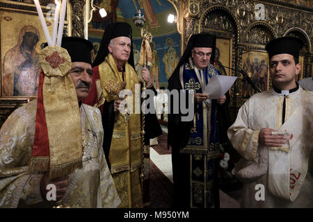 Gerusalemme, Israele, 22 marzo 2018, Arcivescovo Yaser Rasmi Hanna Al-Ayyash che è stato nominato come il nuovo greco-melkita cattolica Vicario Patriarcale di Gerusalemme mantiene un orientale-style crosier con serpenti che rappresentano il personale di Mosè durante la prima Divina Liturgia presso il greco-melkita cattolica Cattedrale dell'Annunciazione della Vergine o semplicemente la chiesa di Nostra Signora dell Annunciazione che serve come sede della Cattolica Melchita Patriarcato di Antiochia e di tutto l Oriente Situato nel Quartiere Cristiano della Città Vecchia, a Gerusalemme Est, Israele Credito: Eddie Gerald/Alamy Live News Foto Stock