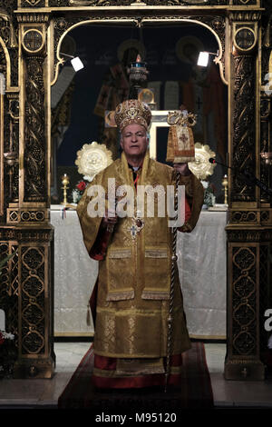 Gerusalemme, Israele, 22 marzo 2018, Arcivescovo Yaser Rasmi Hanna Al-Ayyash che è stato nominato come il nuovo greco-melkita cattolica Vicario Patriarcale di Gerusalemme mantiene un orientale-style crosier con serpenti che rappresentano il personale di Mosè durante la prima Divina Liturgia presso il greco-melkita cattolica Cattedrale dell'Annunciazione della Vergine o semplicemente la chiesa di Nostra Signora dell Annunciazione che serve come sede della Cattolica Melchita Patriarcato di Antiochia e di tutto l Oriente Situato nel Quartiere Cristiano della Città Vecchia, a Gerusalemme Est, Israele Credito: Eddie Gerald/Alamy Live News Foto Stock