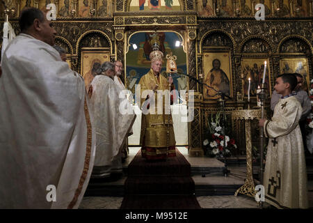 Gerusalemme, Israele, 22 marzo 2018, Arcivescovo Yaser Rasmi Hanna Al-Ayyash che è stato nominato come il nuovo greco-melkita cattolica Vicario Patriarcale di Gerusalemme mantiene un orientale-style crosier con serpenti che rappresentano il personale di Mosè durante la prima Divina Liturgia presso il greco-melkita cattolica Cattedrale dell'Annunciazione della Vergine o semplicemente la chiesa di Nostra Signora dell Annunciazione che serve come sede della Cattolica Melchita Patriarcato di Antiochia e di tutto l Oriente Situato nel Quartiere Cristiano della Città Vecchia, a Gerusalemme Est, Israele Credito: Eddie Gerald/Alamy Live News Foto Stock