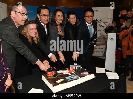 Madrid, Spagna. 22 Mar, 2018. Gli ospiti assistere alla cerimonia di lancio di nuove rotte di Hainan Airlines presso l' aeroporto di Barajas di Madrid, Spagna, il 22 marzo 2018. Presentando l'ultima delle sue nuove rotte per 2018, Hainan Airlines della Cina il giovedì ha annunciato l'apertura di voli diretti tra la capitale spagnola di Madrid e il sud della città cinese di Shenzhen. Credito: Guo Qiuda/Xinhua/Alamy Live News Foto Stock