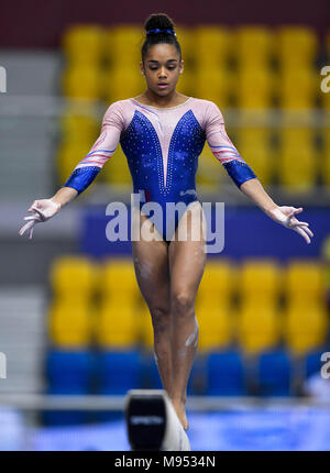 A Doha, capitale del Qatar. 22 Mar, 2018. Melanie De Jesus Dos Santos di Francia compete durante le donne del fascio di equilibrio di turno di qualificazione della xi figura di Ginnastica Artistica di Coppa del Mondo a Doha, capitale del Qatar, il 22 marzo 2018. Credito: Nikku/Xinhua/Alamy Live News Foto Stock