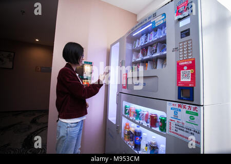 Chengdu Chengdu, in Cina. 22 Mar, 2018. Cina il primo unmanned hotel apre a Chengdu, Cina sud-occidentale della provincia del Sichuan.Il unmanned bloccaggio intelligente e il sistema di gestione può essere visto presso l'hotel. Credito: SIPA Asia/ZUMA filo/Alamy Live News Foto Stock