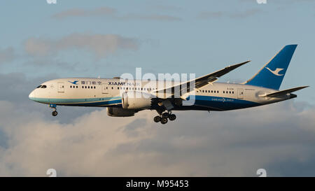 Richmond, British Columbia, Canada. 3 Mar, 2018. Un XiamenAir (Xiamen Airlines Boeing Dreamliner 787-8 (B-2761) wide-body jet aereo di linea in avvicinamento finale per l'atterraggio. Credito: Bayne Stanley/ZUMA filo/Alamy Live News Foto Stock