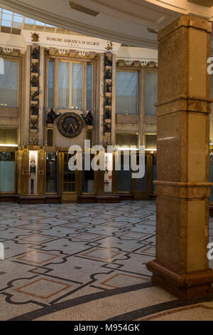 Inizio XX secolo Rondo-Cubist ceca stile art deco architecture di Adria Palace (1925), il 17 marzo 2018, a Praga e nella Repubblica Ceca. Il Palac Adria è situato sull' angolo di Narodni e Jungmannova street, un famoso angolo a Praga con un condotto interno che collega le due strade. Cercare gli elaborati 24 ore circondato da statuette in bronzo, che rappresentano i segni dello zodiaco, nel foyer all'aperto. Una ristrutturazione importante è stato fatto nel 1996 e 1997. Oggi a Palac Adria troverete appartamenti, uffici e aree commerciali, un teatro club, una galleria e di un ristorante. Foto Stock