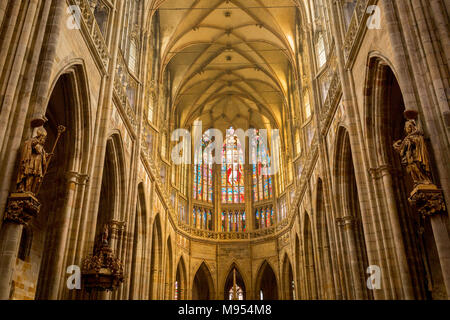 L'interno di St Vitas' cattedrale nel Castello di Praga, il 18 marzo 2018, a Praga e nella Repubblica Ceca. Il Metropolitan Cattedrale dei Santi Vito, Venceslao e Adalberto è un cattolico romano Cattedrale metropolitana di Praga, la sede dell'Arcivescovo di Praga. Fino al 1997, la chiesa Cattedrale sia stata dedicata solo a San Vito, ed è ancora comunemente denominato solo come la Cattedrale di San Vito. Questa cattedrale è un importante esempio di architettura gotica ed è la più grande e la più importante chiesa del paese. Si trova all'interno di Hradcany-Prazsky hrad (Castello di Praga) nella capitale ceca. Foto Stock