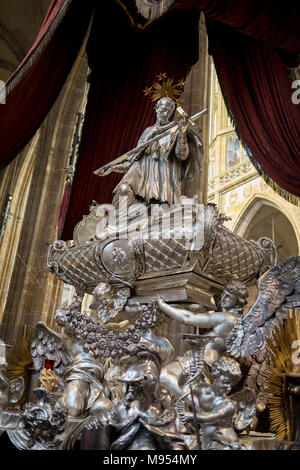 La tomba di Johann Nepomuk in St Vitas' cattedrale nel Castello di Praga, il 18 marzo 2018, a Praga e nella Repubblica Ceca. Il Metropolitan Cattedrale dei Santi Vito, Venceslao e Adalberto è un cattolico romano Cattedrale metropolitana di Praga, la sede dell'Arcivescovo di Praga. Fino al 1997, la chiesa Cattedrale sia stata dedicata solo a San Vito, ed è ancora comunemente denominato solo come la Cattedrale di San Vito. Questa cattedrale è un importante esempio di architettura gotica ed è la più grande e la più importante chiesa del paese. Si trova all'interno di Hradcany-Prazsky hrad (Castello di Praga) nella capitale ceca. Foto Stock