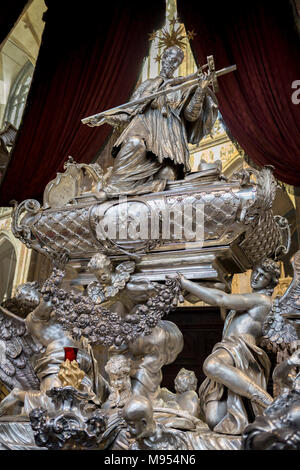 La tomba di Johann Nepomuk in St Vitas' cattedrale nel Castello di Praga, il 18 marzo 2018, a Praga e nella Repubblica Ceca. Il Metropolitan Cattedrale dei Santi Vito, Venceslao e Adalberto è un cattolico romano Cattedrale metropolitana di Praga, la sede dell'Arcivescovo di Praga. Fino al 1997, la chiesa Cattedrale sia stata dedicata solo a San Vito, ed è ancora comunemente denominato solo come la Cattedrale di San Vito. Questa cattedrale è un importante esempio di architettura gotica ed è la più grande e la più importante chiesa del paese. Si trova all'interno di Hradcany-Prazsky hrad (Castello di Praga) nella capitale ceca. Foto Stock