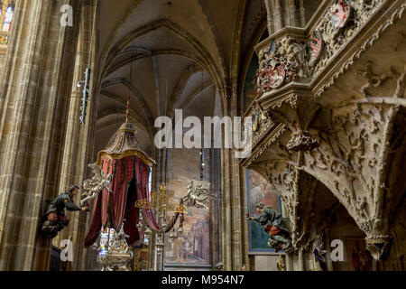 L'interno di St Vitas' cattedrale nel Castello di Praga, il 18 marzo 2018, a Praga e nella Repubblica Ceca. Il Metropolitan Cattedrale dei Santi Vito, Venceslao e Adalberto è un cattolico romano Cattedrale metropolitana di Praga, la sede dell'Arcivescovo di Praga. Fino al 1997, la chiesa Cattedrale sia stata dedicata solo a San Vito, ed è ancora comunemente denominato solo come la Cattedrale di San Vito. Questa cattedrale è un importante esempio di architettura gotica ed è la più grande e la più importante chiesa del paese. Si trova all'interno di Hradcany-Prazsky hrad (Castello di Praga) nella capitale ceca. Foto Stock