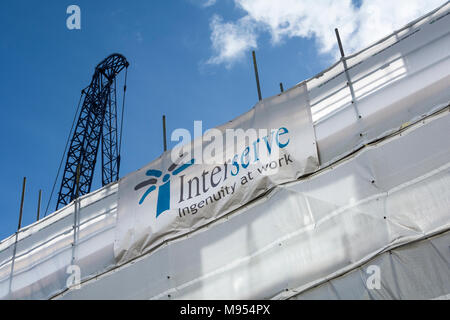 Interserve ingegno al lavoro di demolizione a Berwick Street, Soho, London, Regno Unito Foto Stock