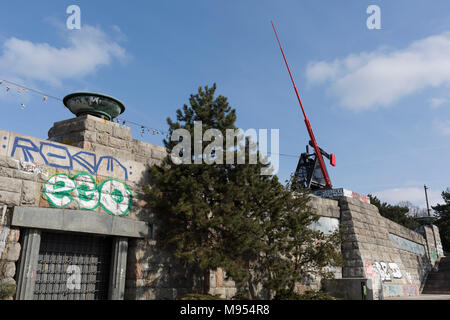 Architettura stalinista in Letna Park (Letenske Sady), il 18 marzo 2018, a Praga e nella Repubblica Ceca. Fino a quando non è stata distrutta dal leader sovietico Nikita Kruschev, la più grande statua di Stalin in tutto il blocco orientale si trovava qui. Ora è un luogo preferito per skateboard park, cane escursionisti e famiglie. Foto Stock