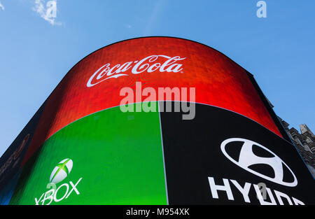 Landsec Piccadilly luci, aka la curva - uno stato dell'arte cartelloni digitali nel centro di Londra, Regno Unito Foto Stock