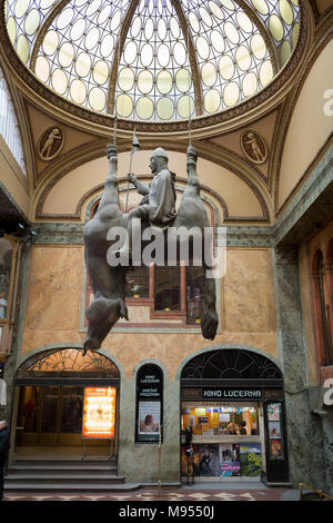 Nell'atrio in marmo dove i biglietti possono essere acquistati per il cinema, pende David Cerny la scultura chiamato Kun, una scultura equestre di San Venceslao in Piazza Venceslao in galleria di Lucerna, il 19 marzo 2018, a Praga e nella Repubblica Ceca. Lucerna è la più elegante di Nove Mesto le molte gallerie dello shopping corre attraverso l'art-nouveau Lucerna Palace (1920), tra Stepanska e Vodickova strade. Il complesso fu progettato da Vaclav Havel (nonno dell ex presidente), ed è ancora parzialmente di proprietà della famiglia. Essa include i teatri, cinema, negozi, un rock club e numerosi caffè e Foto Stock