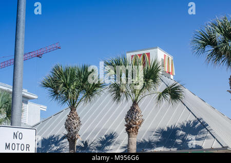 Palm tree ombre sul tetto di un ristorante Mcdonalds sulla spiaggia in Florida Clearwater Foto Stock
