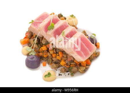 Lenticchie con verdure top pezzi di tonno isolato Foto Stock