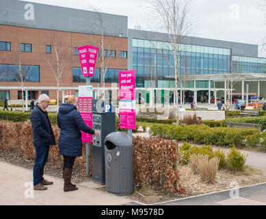 Le persone acquistano i biglietti per il parcheggio presso il Royal Stoke ospedale di Stoke on Trent Foto Stock