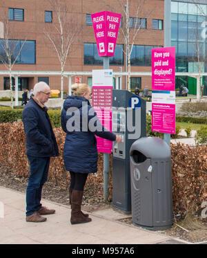 Le persone acquistano i biglietti per il parcheggio presso il Royal Stoke ospedale di Stoke on Trent Foto Stock