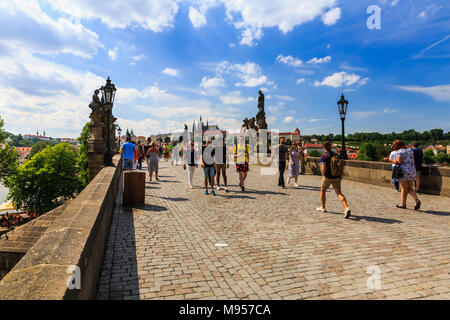 Praga, Repubblica Ceca - 15 giugno 2017: vista del Ponte Carlo e il Castello di Praga in una giornata di sole il 15 giugno 2017. Queste sono le maggiori attrazioni per t Foto Stock