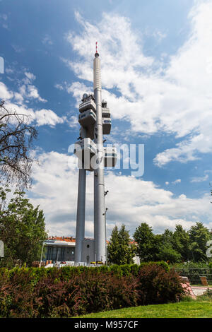 Praga, Repubblica Ceca - 16 giugno 2017: vista esterna del la Zizkov torre della televisione a Praga in giugno 16, 2017. La sua unica torre trasmettitore bu Foto Stock